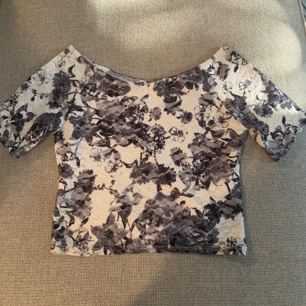 Abercrombie kids cropped black and white shirt